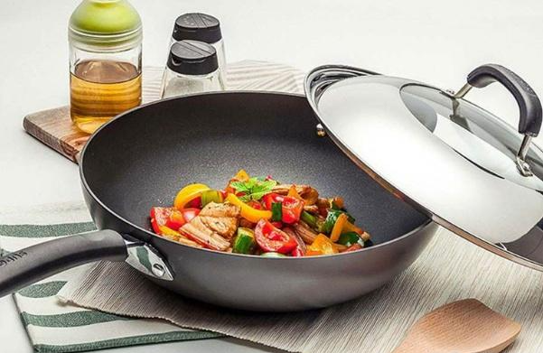學(xué)校食堂配送中心為您講解：不粘鍋為什么不粘鍋？
